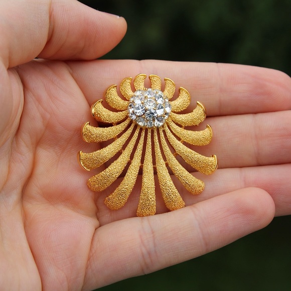 Vintage Crown Trifari Rhinestone Sunburst Brooch - Picture 6 of 6